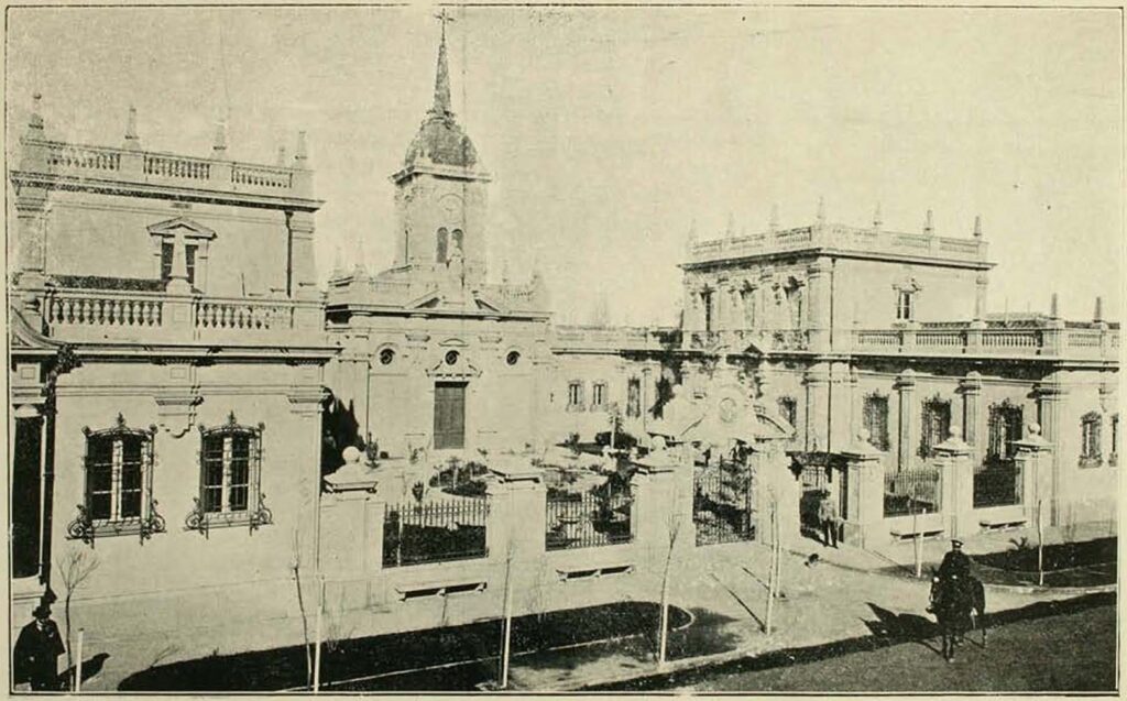 Sector de Beneficencia del Barrio Huemul (Fuente imagen: Ricardo Larraín Bravo). Imagen en blanco y negro de los edificios, de izquierda a derecha, de la Gota de Leche, Iglesia Santa Lucrecia y Casa de acogida. El primero y el tercero son idénticos en su construcción. En el centro de las tres construcciones hay una plazoleta. En la esquina inferior derecha se observa un guardia a caballo.