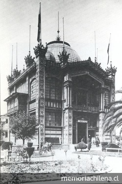 Pabellón chileno en la Exposición Universal de Paris, 1889. Fotografía en blanco y negro, algunas personas entran al pabellón (Copyright: Patrimonio Cultural Común, disponible en http://www.memoriachilena.gob.cl/602/w3-article-58752.html)