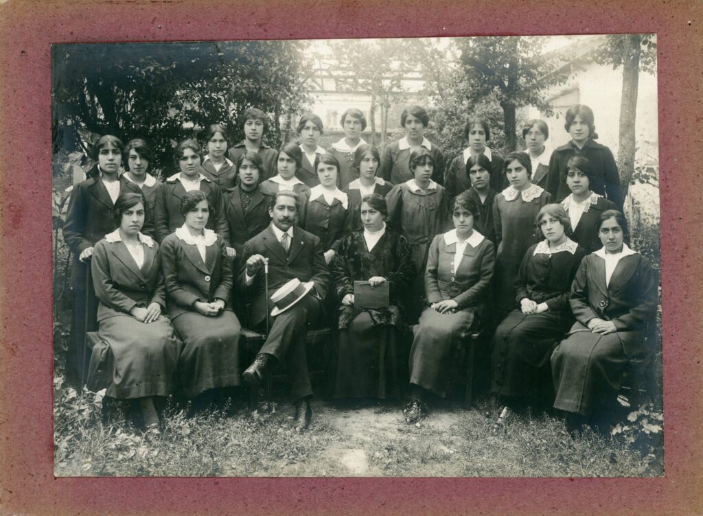 Directora y estudiantes de la Escuela Normal nº 3 de Santiago. Año 1920. Fotografía en blanco y negro del grupo de estudiantes y sus profesores (Copyright: Departamento de Extensión Cultural del Ministerio de Educación y Sección de decorado y proyecciones escolares, disponible en https://repositorio.cultura.gob.cl/handle/123456789/5434).