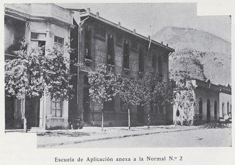 Frontis de la Escuela Anexa a la Escuela Normal de niñas nº 2. Año 1927.Fotografía en blanco y negro del frontis del establecimiento visto desde un ángulo lateral con un cerro de fondo (Copyright: Patrimonio Cultural Común, extraída del libro Actividades Femeninas en Chile, disponible en http://www.memoriachilena.gob.cl/602/w3-article-126684.html).