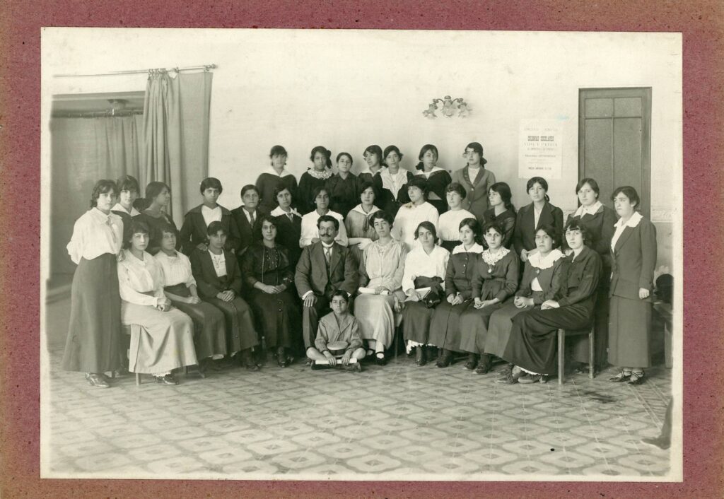 Profesor y estudiantes de la Escuela Normal nº 2 de Santiago. Sin fecha. Fotografía en blanco y negro del grupo de estudiantes y su profesor (Copyright: Departamento de Extensión Cultural del Ministerio de Educación y Sección de decorado y proyecciones escolares).