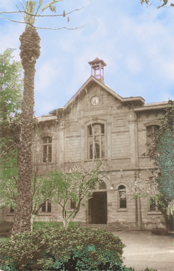 Detalle del frontis de la Escuela Normal Superior José Abelardo Nuñez.