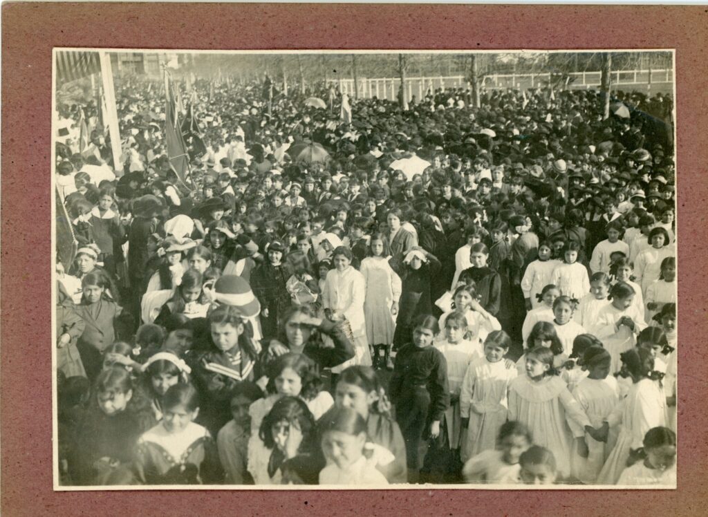 Fiesta del árbol en la Quinta Normal, año 1920 aproximadamente. Fotografía en blanco y negro de muchos estudiantes y adultos y adultas asistentes al evento (Copyright: Departamento de Extensión Cultural del Ministerio de Educación y Sección de decorado y proyecciones escolares. Disponible en: http://repositorio.cultura.gob.cl/handle/123456789/5410).