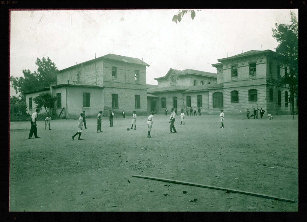 Patio norte y cancha de fútbol de la Escuela Normal Superior José Abelardo Nuñez.
