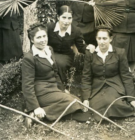Década del 40. primero a izquierda la señorita Gliceria Vargas alumna de la Normal San José de la Mariquina Fotografía en blanco y negro de la década del 40 de estudiantes de la Escuela Normal de San José de la Mariquina (1936-1953) (Copyright: Santiago Nostálgico, disponible en https://www.flickr.com/photos/stgonostalgico/7174349594).
