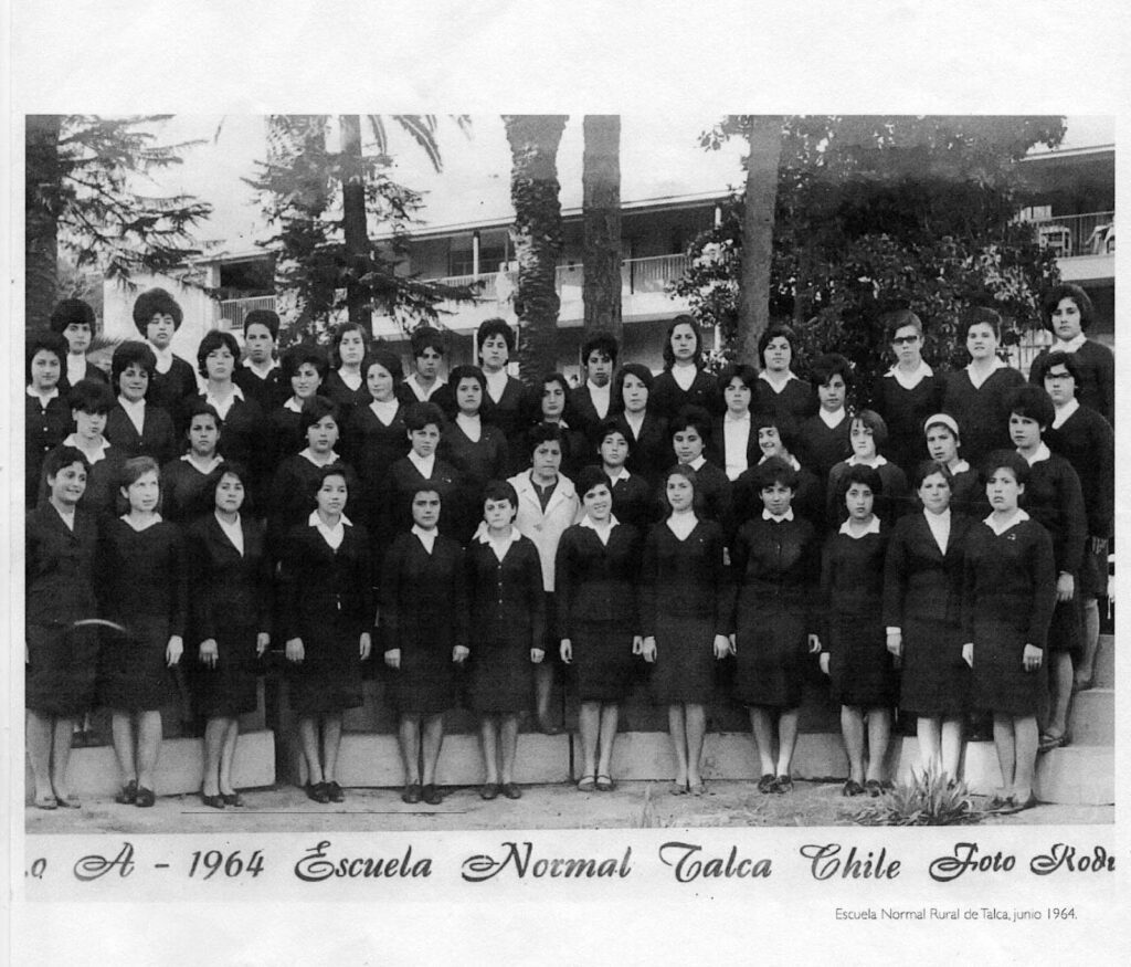 Escuela Normal de Talca estudiantes 1964. Fotografía de curso de la Escuela Normal de Talca, año 1964. (Copyright: Quillota en la historia, disponible en http://quillotaenlahistoria.blogspot.com/2014/08/fortalezas-y-debilidades-de-las.html).