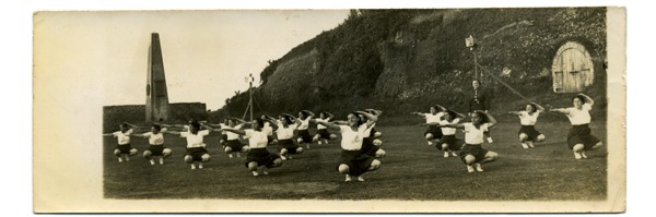 Revista de Gimnasia de las estudiantes de la Escuela Normal Rural de Ancud, en el fuerte San Antonio. Actividad realizada frente a la comunidad al finalizar el año escolar. Año 1938 aproximadamente (Copyright: Elvira del Carmen Navarro Cárdenas, Museo Regional de Ancud, disponible en https://www.memoriasdelsigloxx.cl/601/w3-article-2700.html).